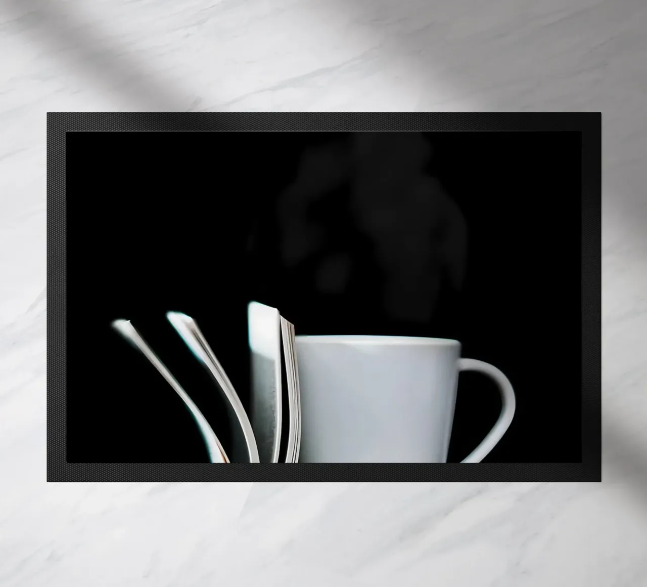 Tazza da caffè su libro bianco zerbino da Aiden Garcia
