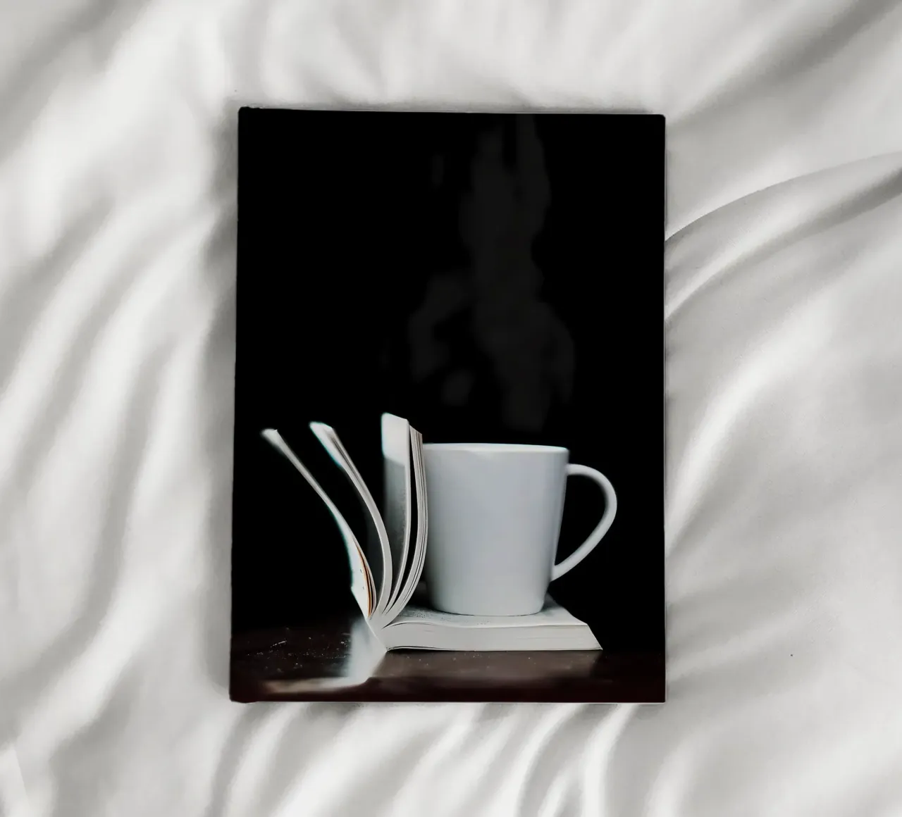 Tazza da caffè su libro bianco diario da Aiden Garcia