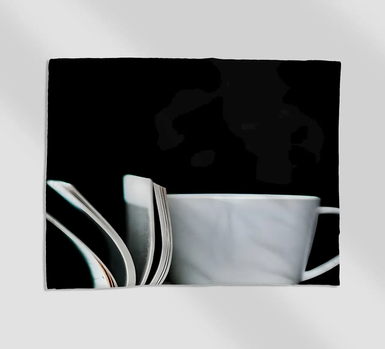 Tazza da caffè su libro bianco telo mare da Aiden Garcia