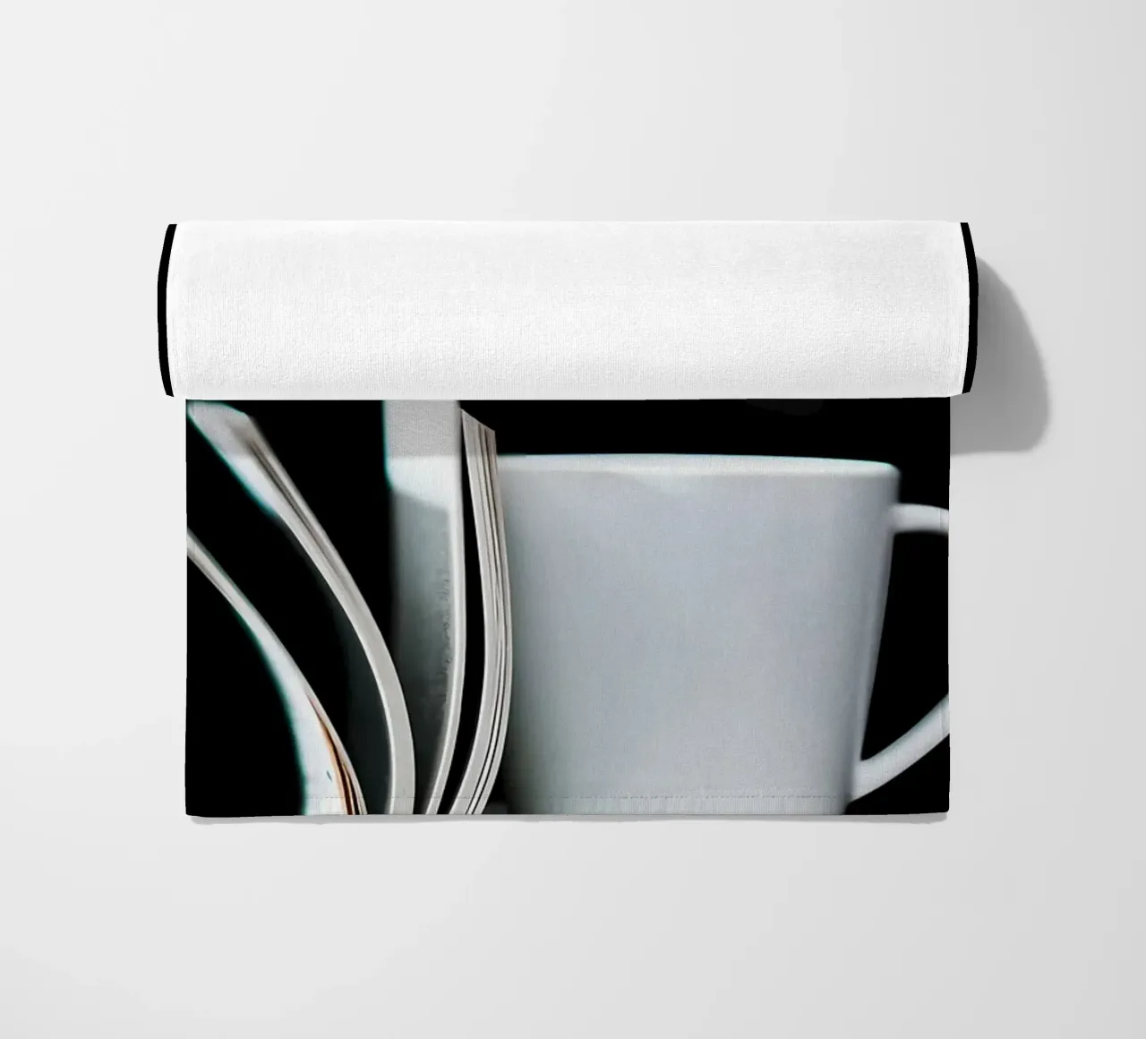 Tazza da caffè su libro bianco telo mare da Aiden Garcia