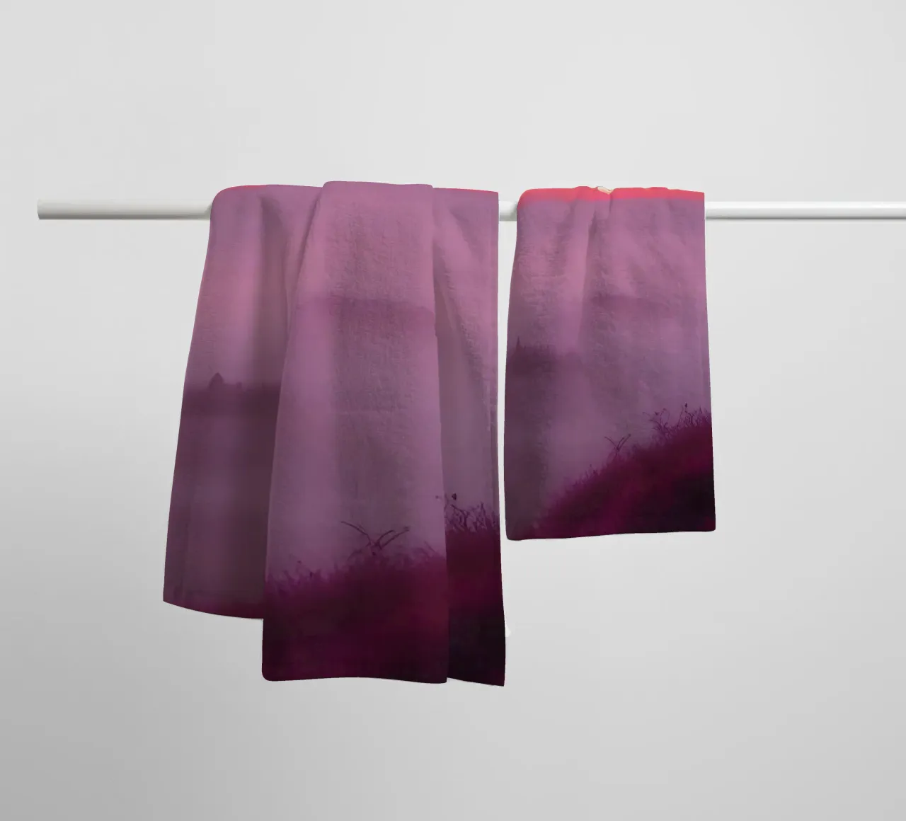 Tramonto con nebbia_2 asciugamano da bagno da Pink- und LoveArt by LK