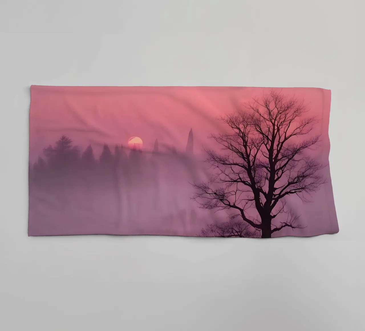 Tramonto con nebbia_3 asciugamano da bagno da Pink- und LoveArt by LK