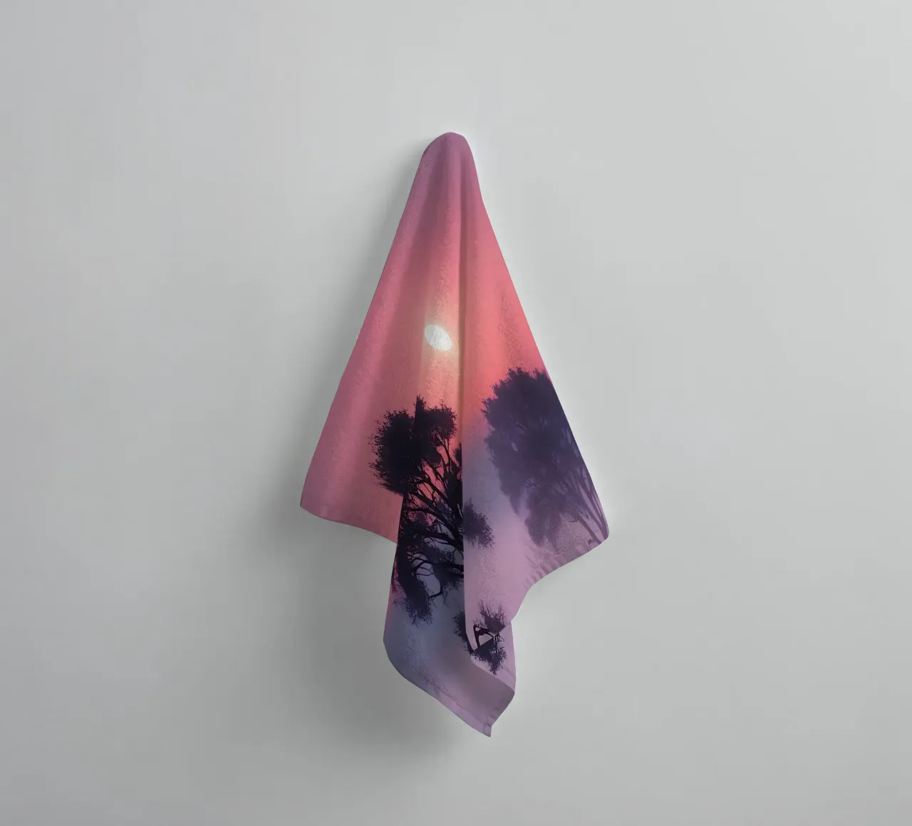 Tramonto con nebbia_4 asciugamano da bagno da Pink- und LoveArt by LK
