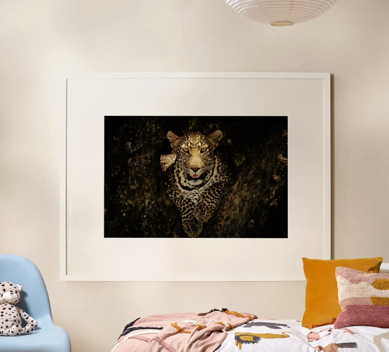 Leopard Resting on a Tree at Masai Mara - Ozkan Ozmen poster con telaio in plastica da Pictufy