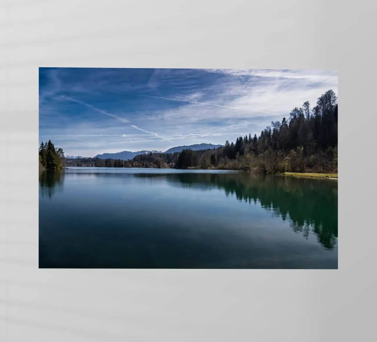 Il lago artificiale dell'Isar a Tölz in primavera pellicola backlit da 5ecken