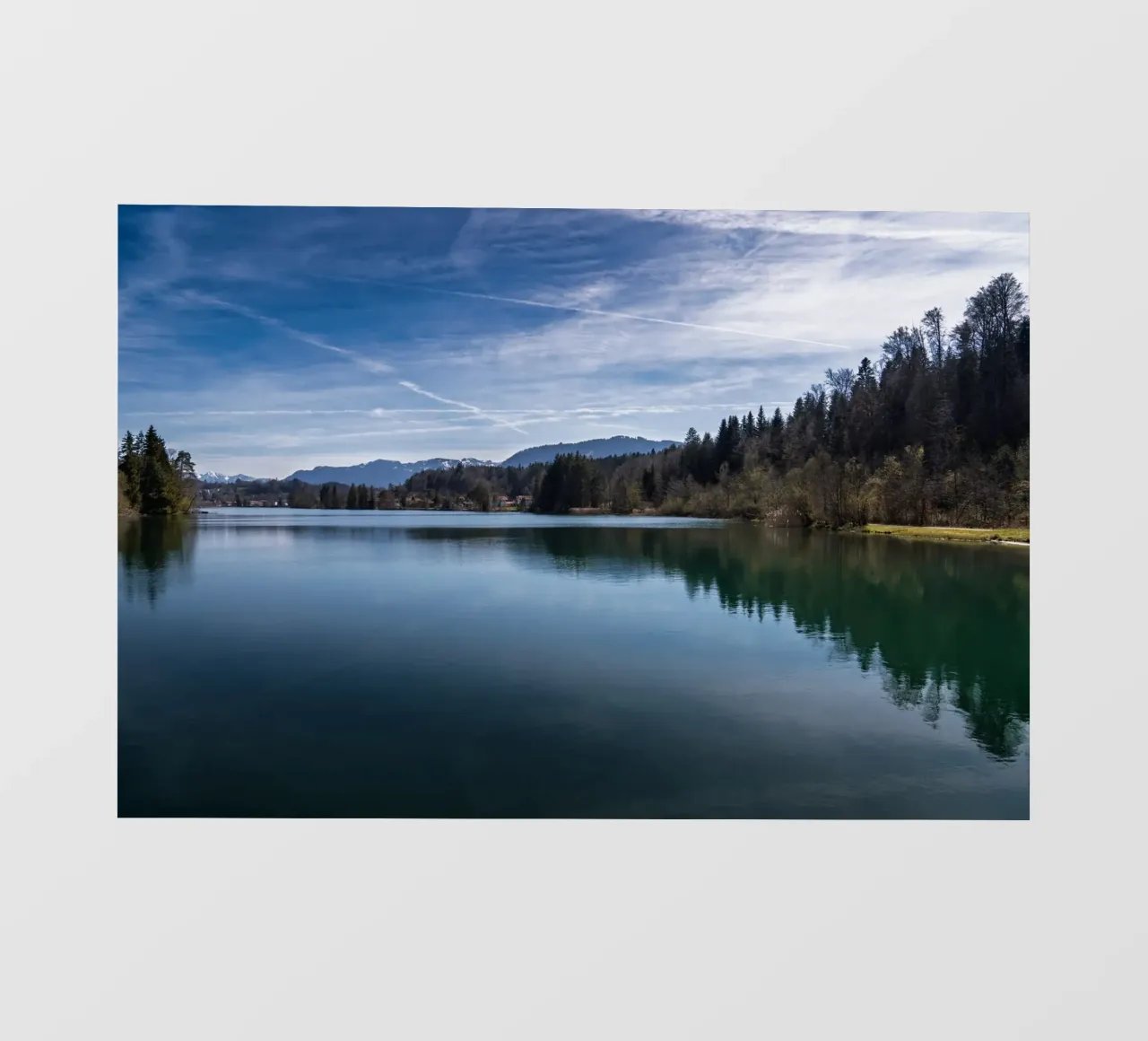 Il lago artificiale dell'Isar a Tölz in primavera pellicola backlit da 5ecken