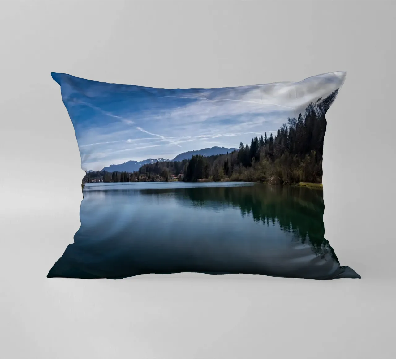 Il lago artificiale dell'Isar a Tölz in primavera cuscino da 5ecken
