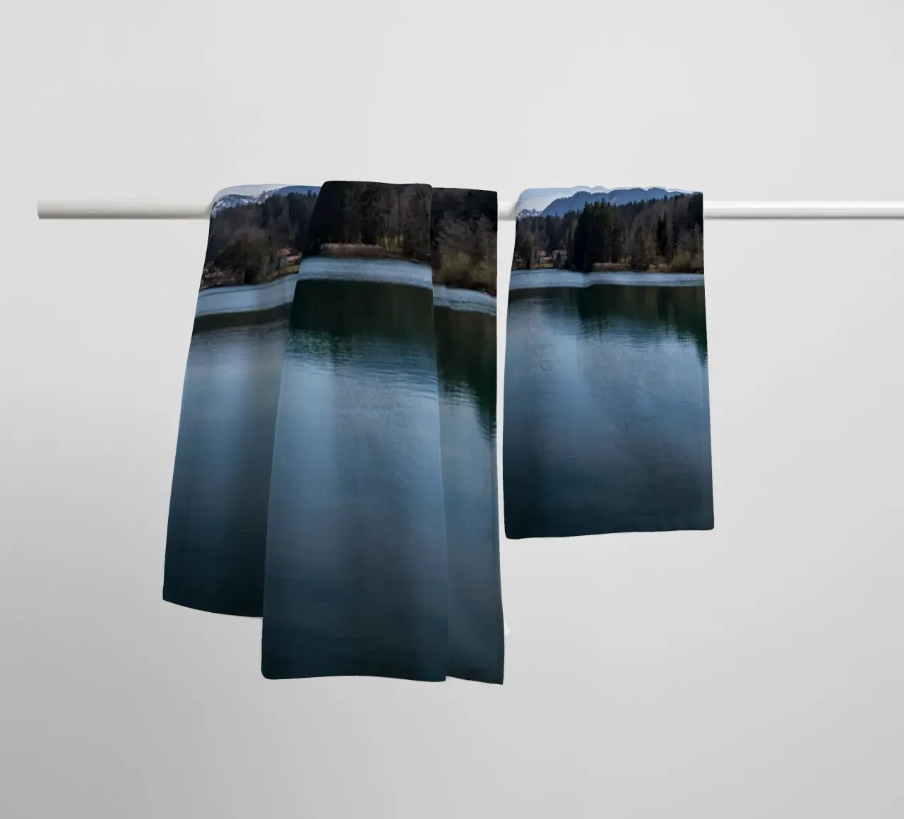 Il lago artificiale dell'Isar a Tölz in primavera asciugamano da bagno da 5ecken