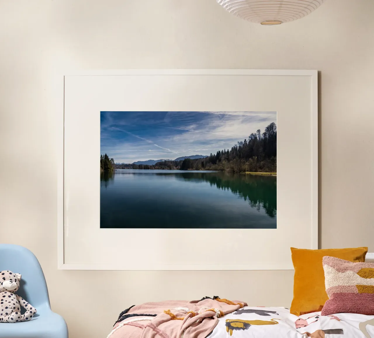 Il lago artificiale dell'Isar a Tölz in primavera poster con telaio in plastica da 5ecken