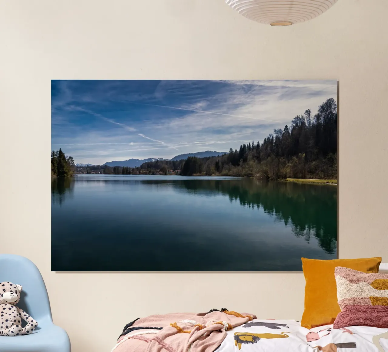 Il lago artificiale dell'Isar a Tölz in primavera poster con telaio in plastica da 5ecken