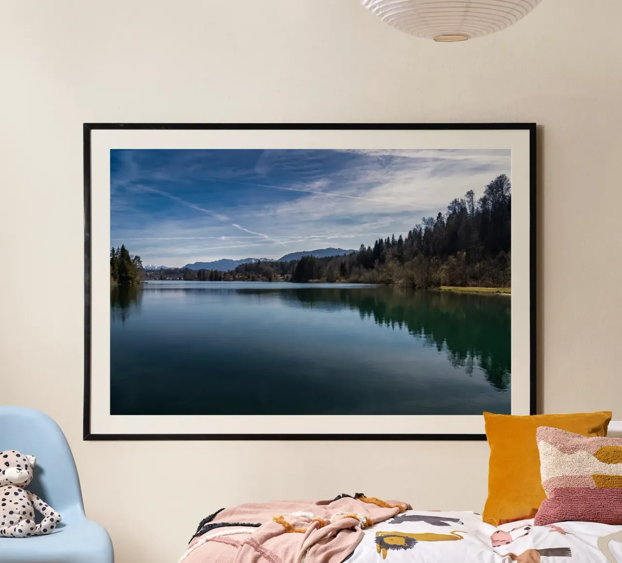 Il lago artificiale dell'Isar a Tölz in primavera poster con telaio in plastica da 5ecken