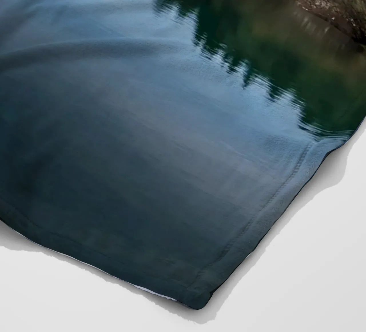 Il lago artificiale dell'Isar a Tölz in primavera coperta in pile da 5ecken