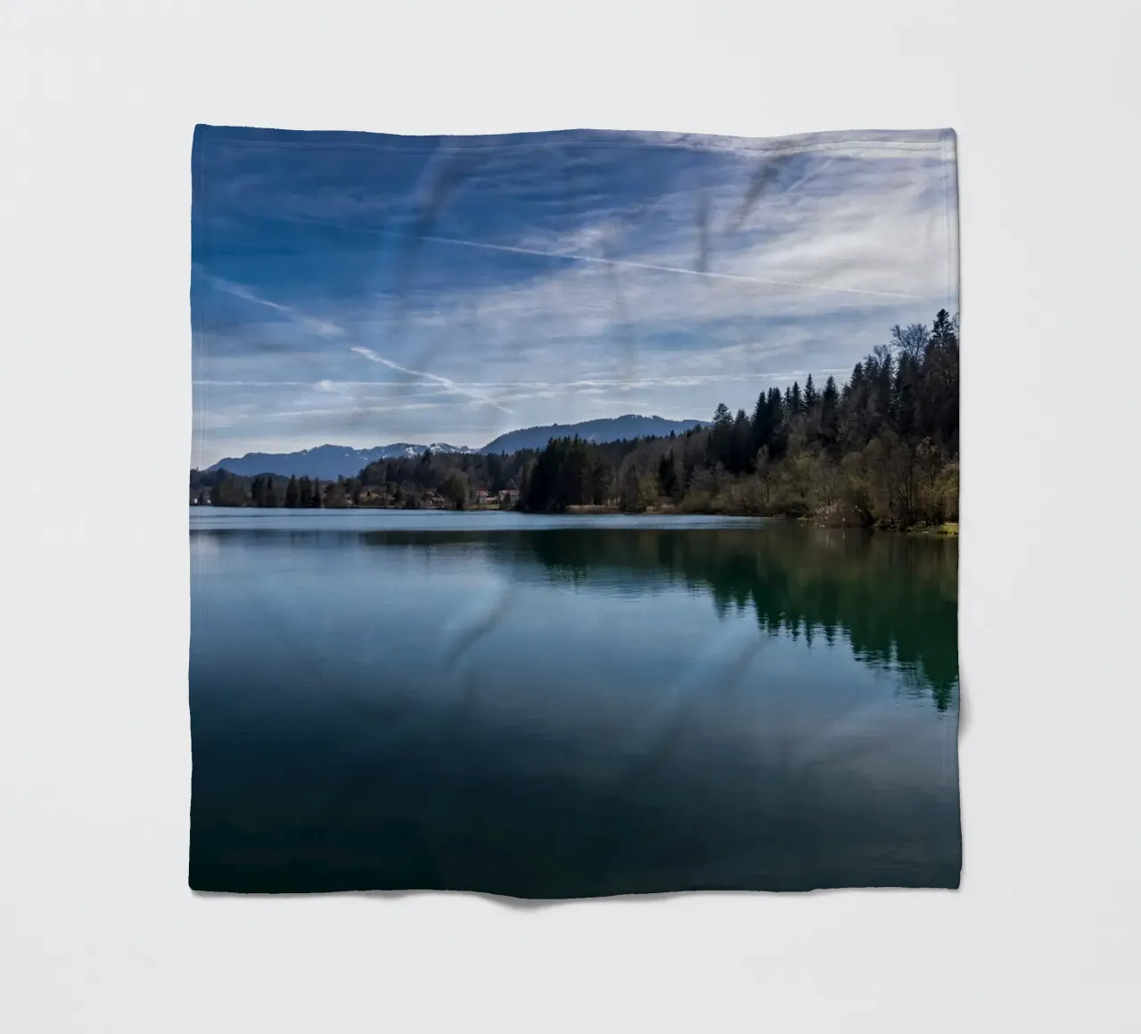 Il lago artificiale dell'Isar a Tölz in primavera coperta in pile da 5ecken