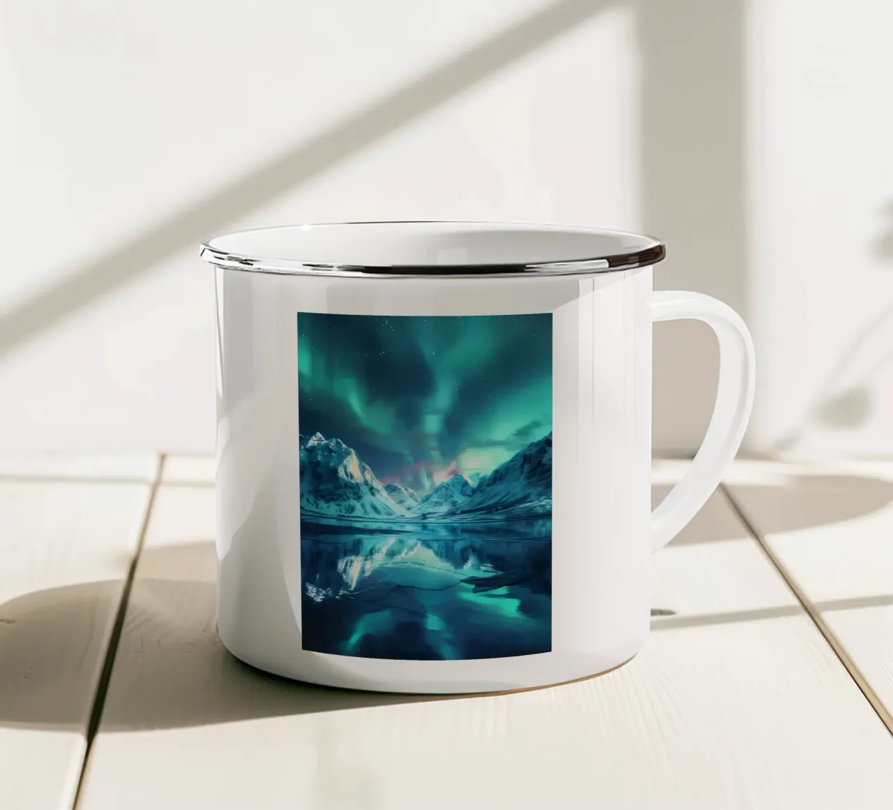 Montagne dell'aurora boreale tazza in smalto da Matthew Katz