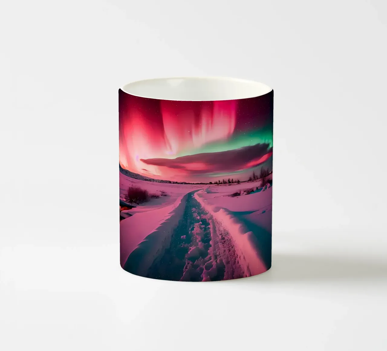 L'Aurora Boreale sul sentiero innevato tazza in ceramica da Matthew Katz