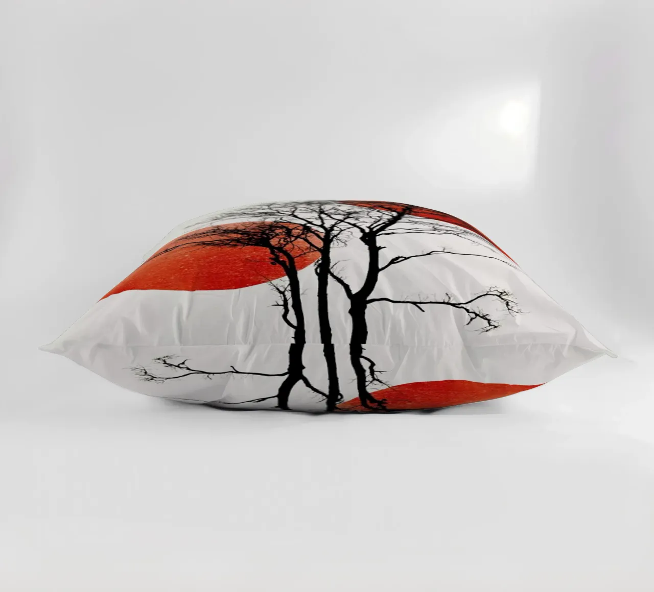 Sun And Moon Hiding Rouge cuscino da Kubistika