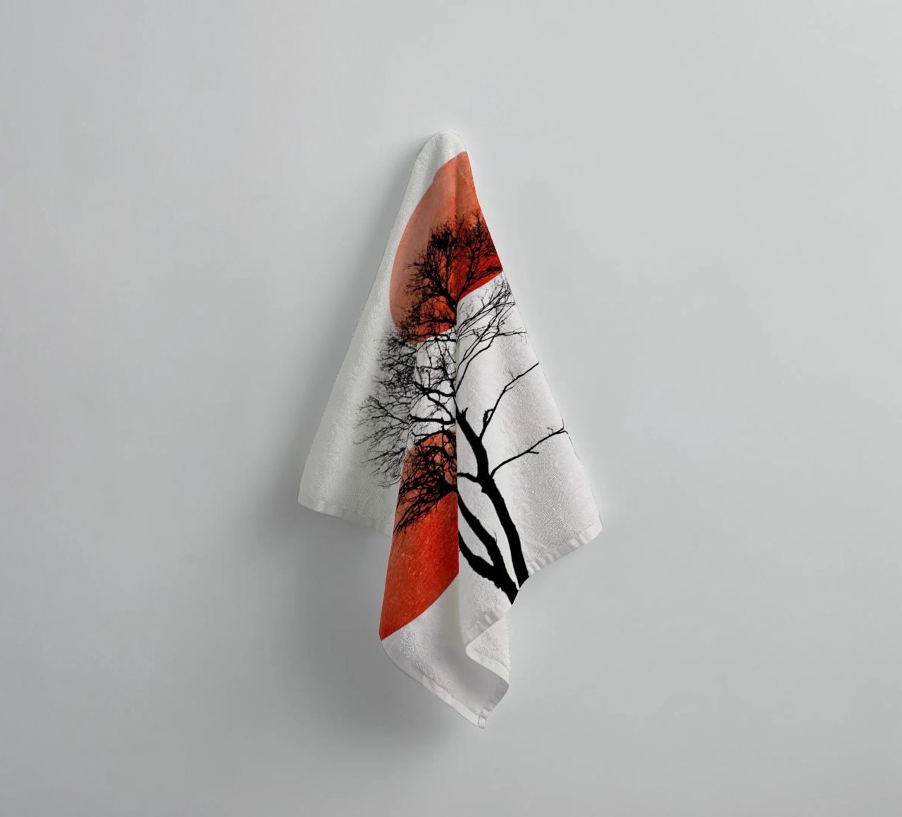 Sun And Moon Hiding Rouge Handtuch von Kubistika
