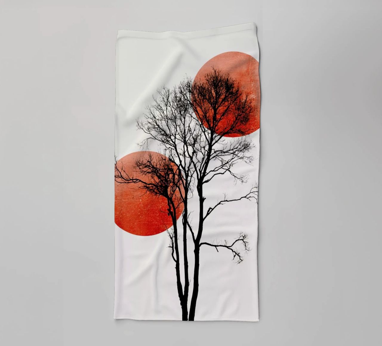 Sun And Moon Hiding Rouge Handtuch von Kubistika