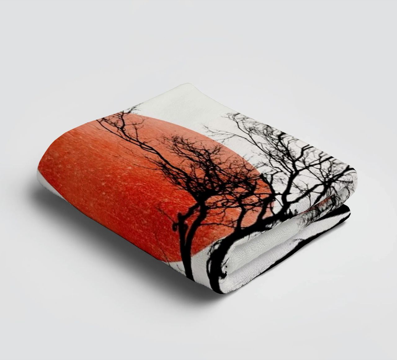 Sun And Moon Hiding Rouge Handtuch von Kubistika