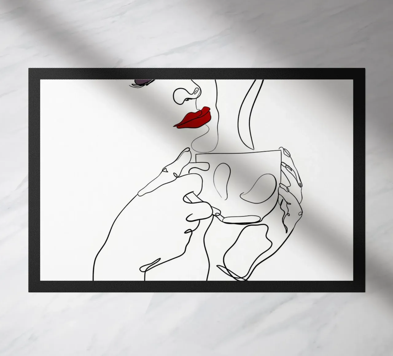 Donna con tazza di caffè in mano zerbino da Aiden Garcia