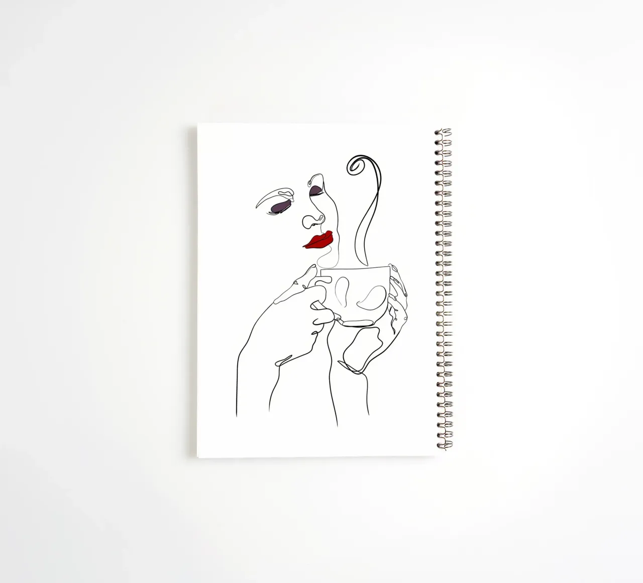 Donna con tazza di caffè in mano diario ad anelli da Aiden Garcia