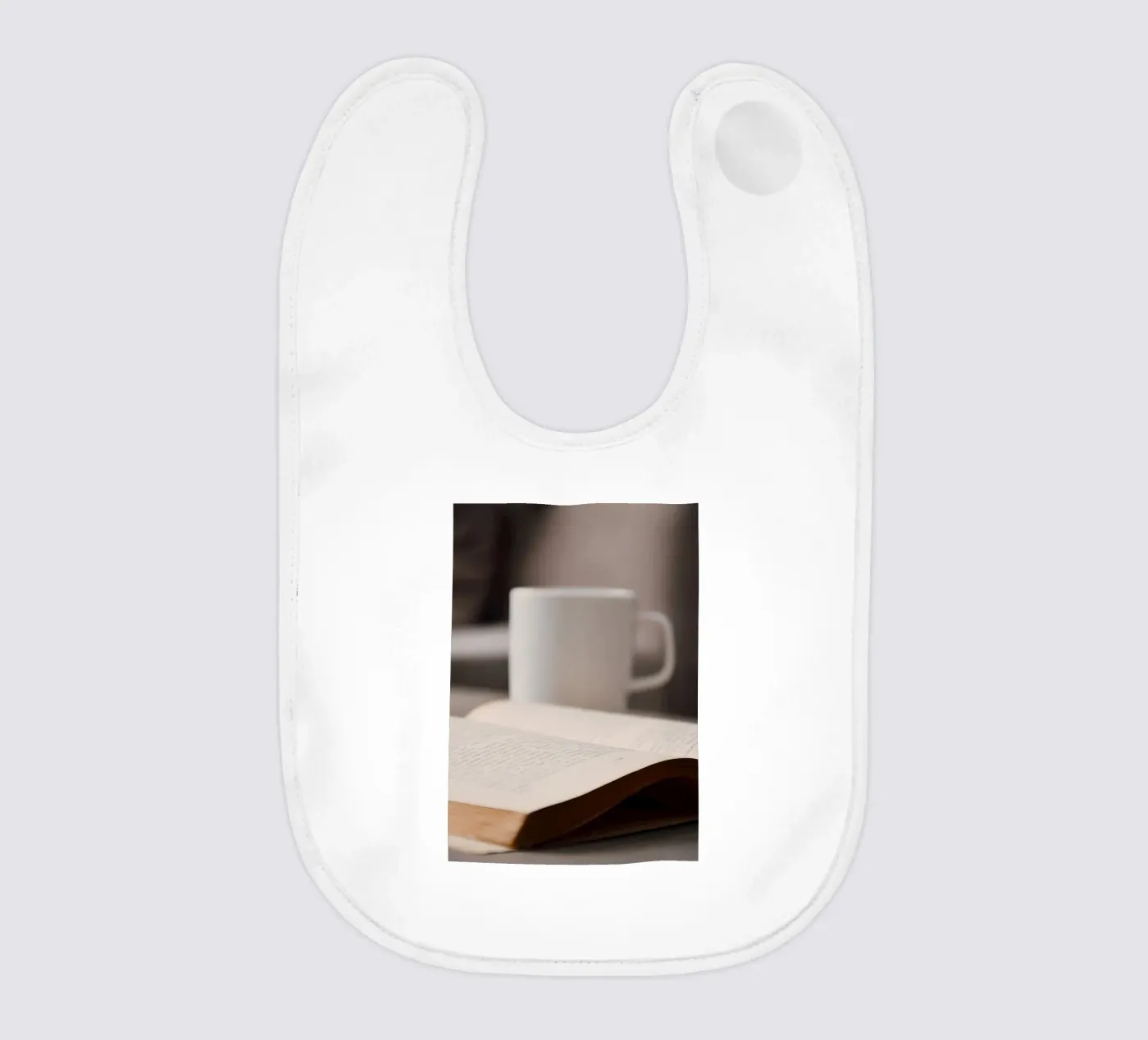 Kaffee mit Buch Babylätzchen von Aiden Garcia