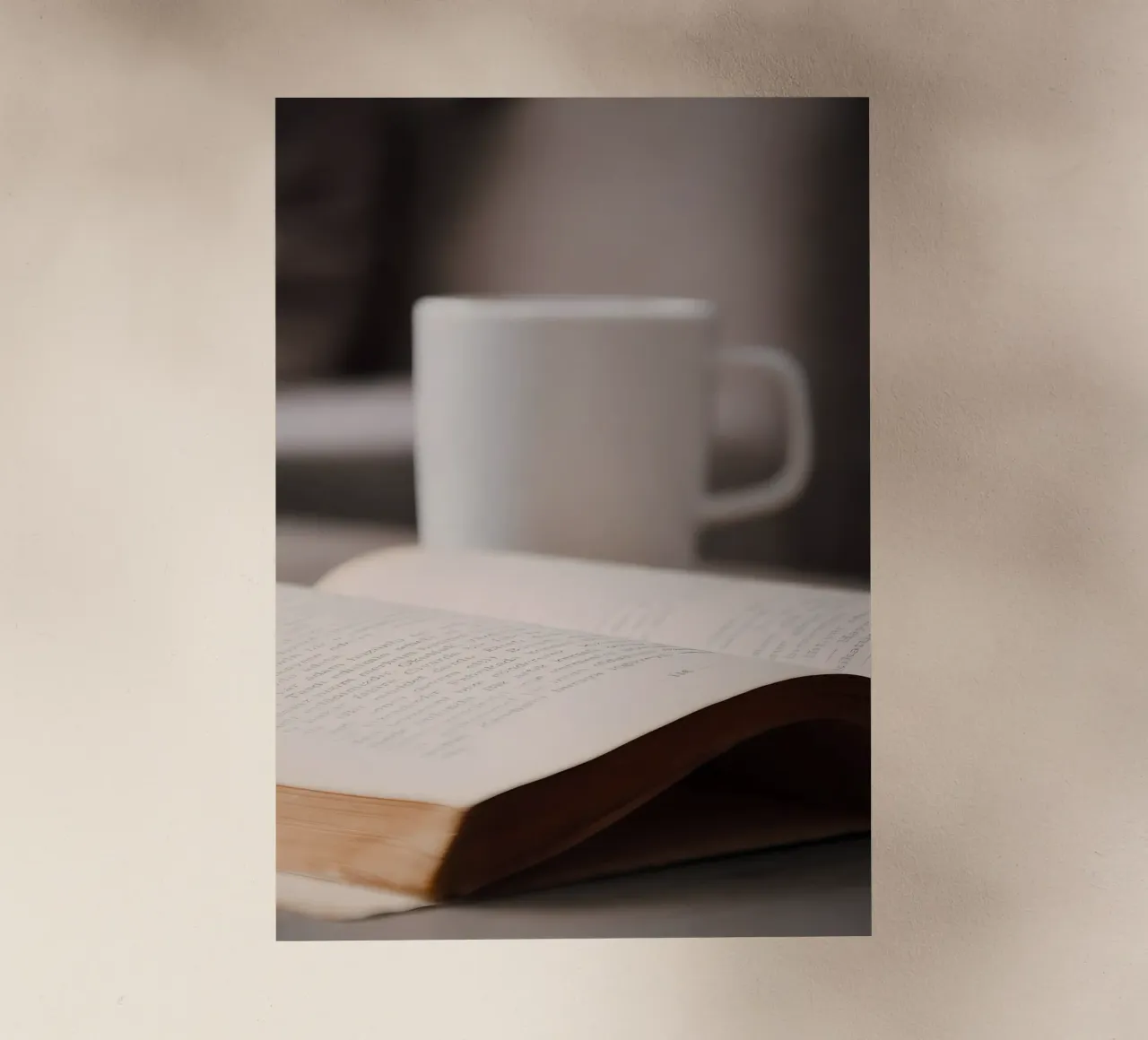 Caffè con libro pellicola backlit da Aiden Garcia