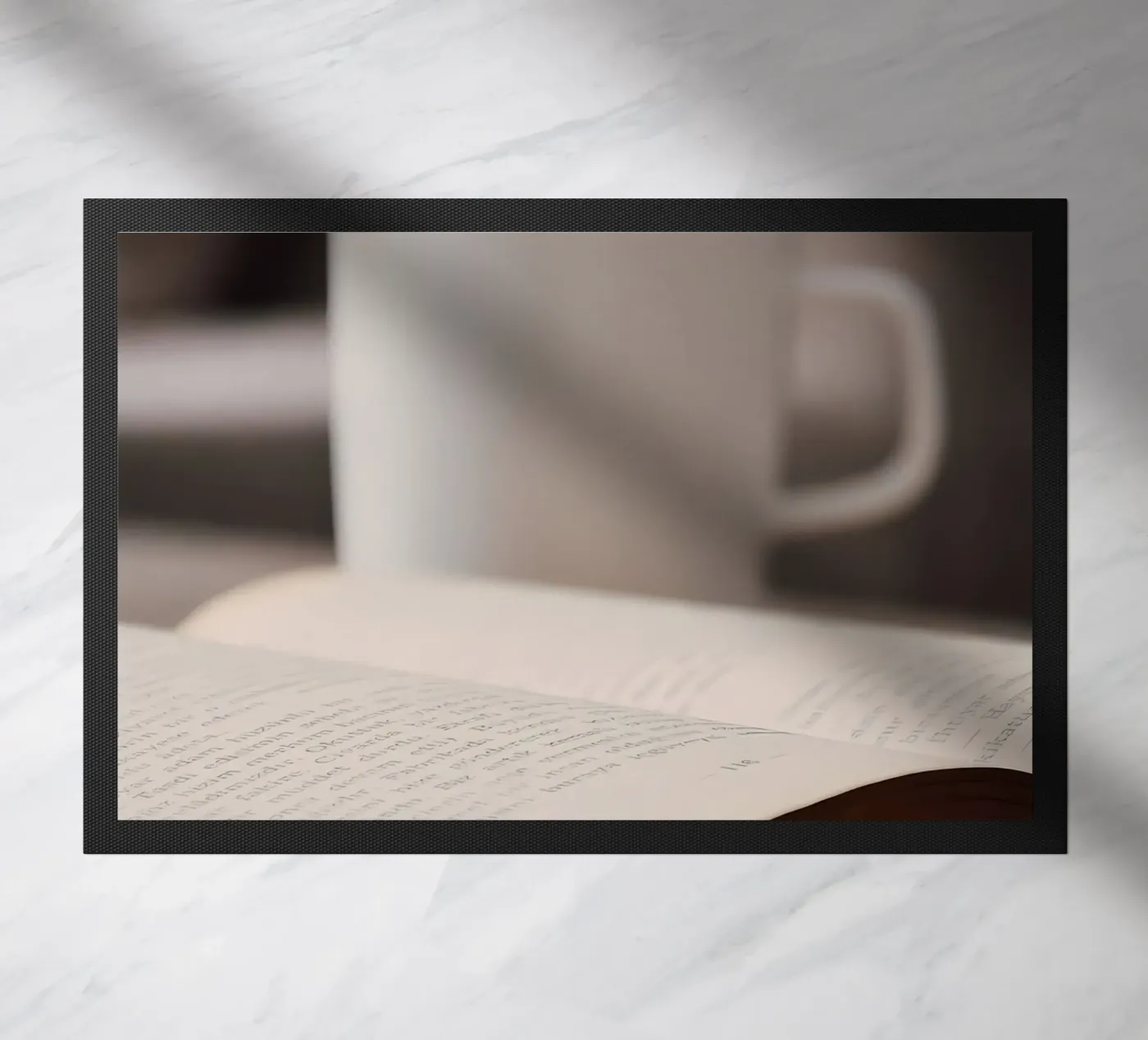 Kaffee mit Buch Fußmatte von Aiden Garcia