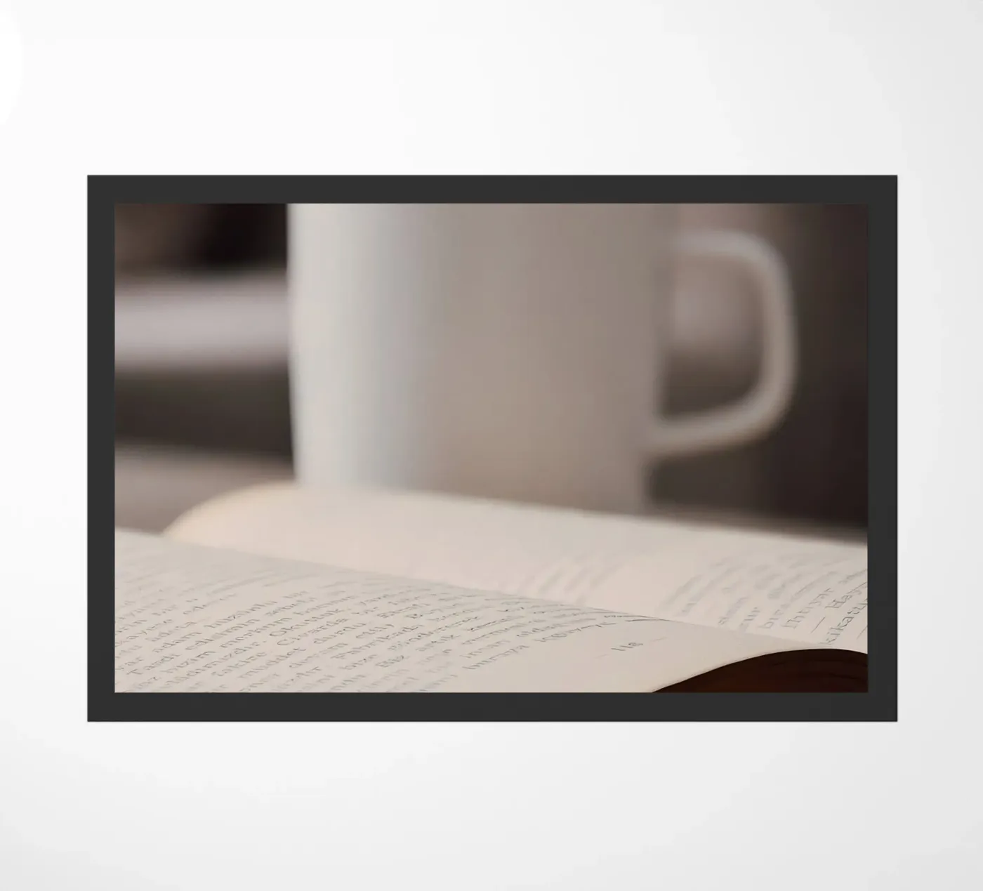 Kaffee mit Buch Fußmatte von Aiden Garcia