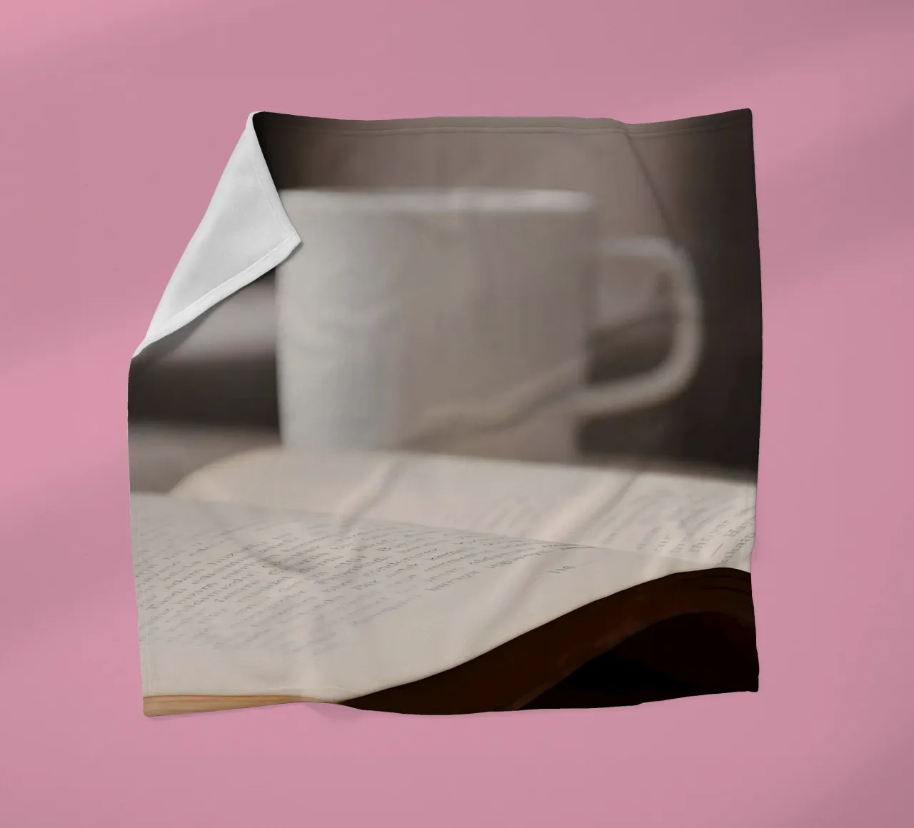 Caffè con libro coperta in pile da Aiden Garcia