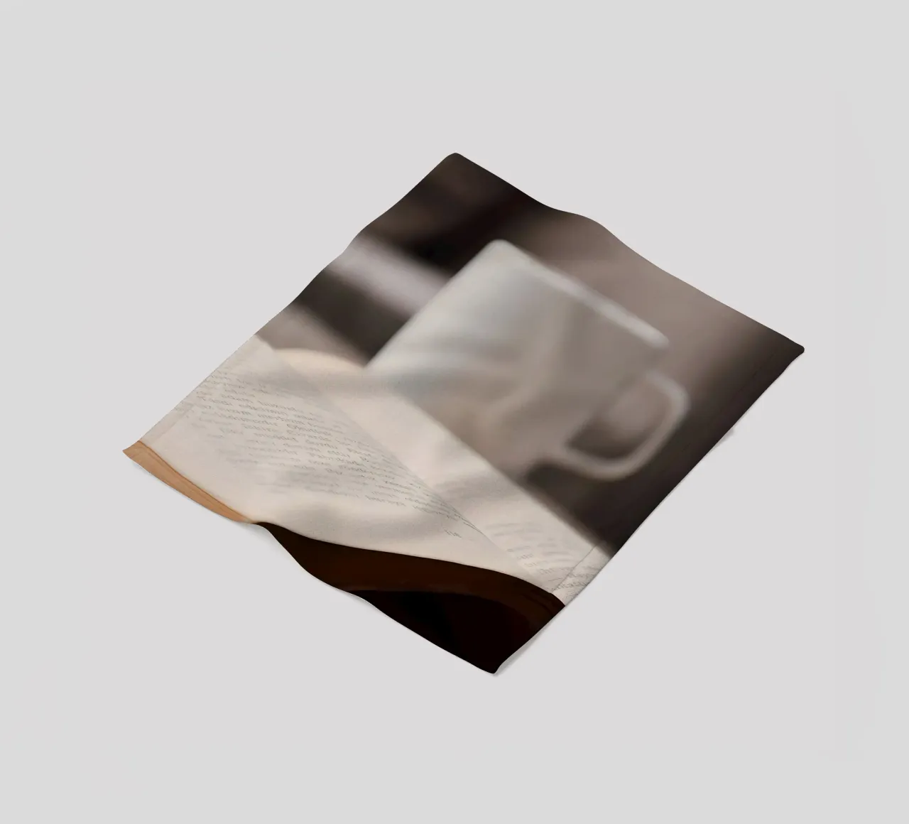 Caffè con libro coperta in pile da Aiden Garcia