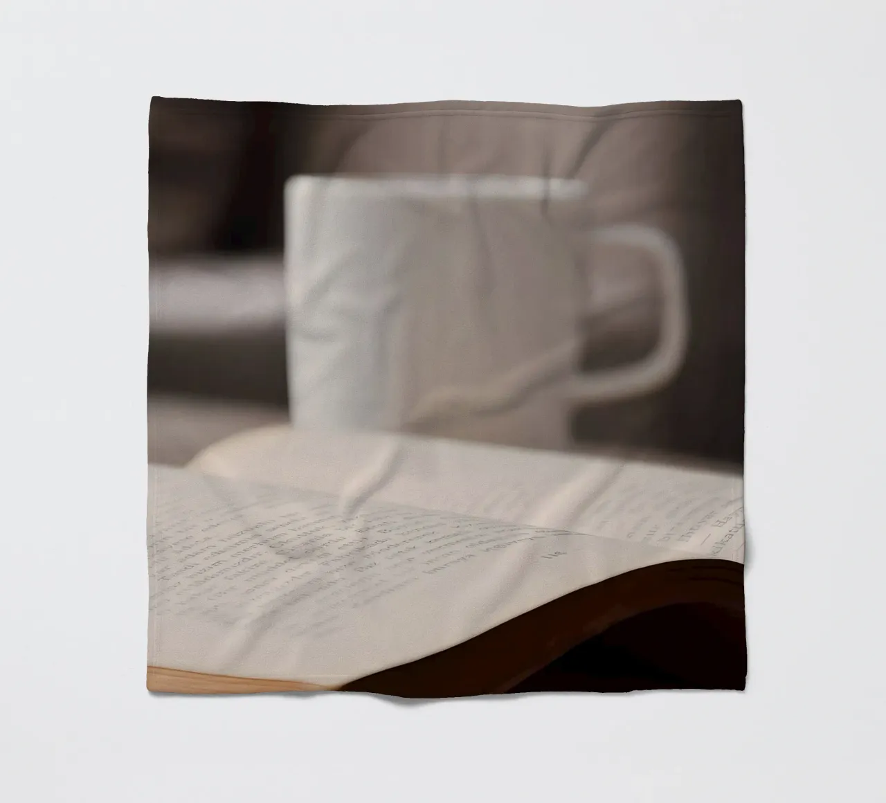 Caffè con libro coperta in pile da Aiden Garcia