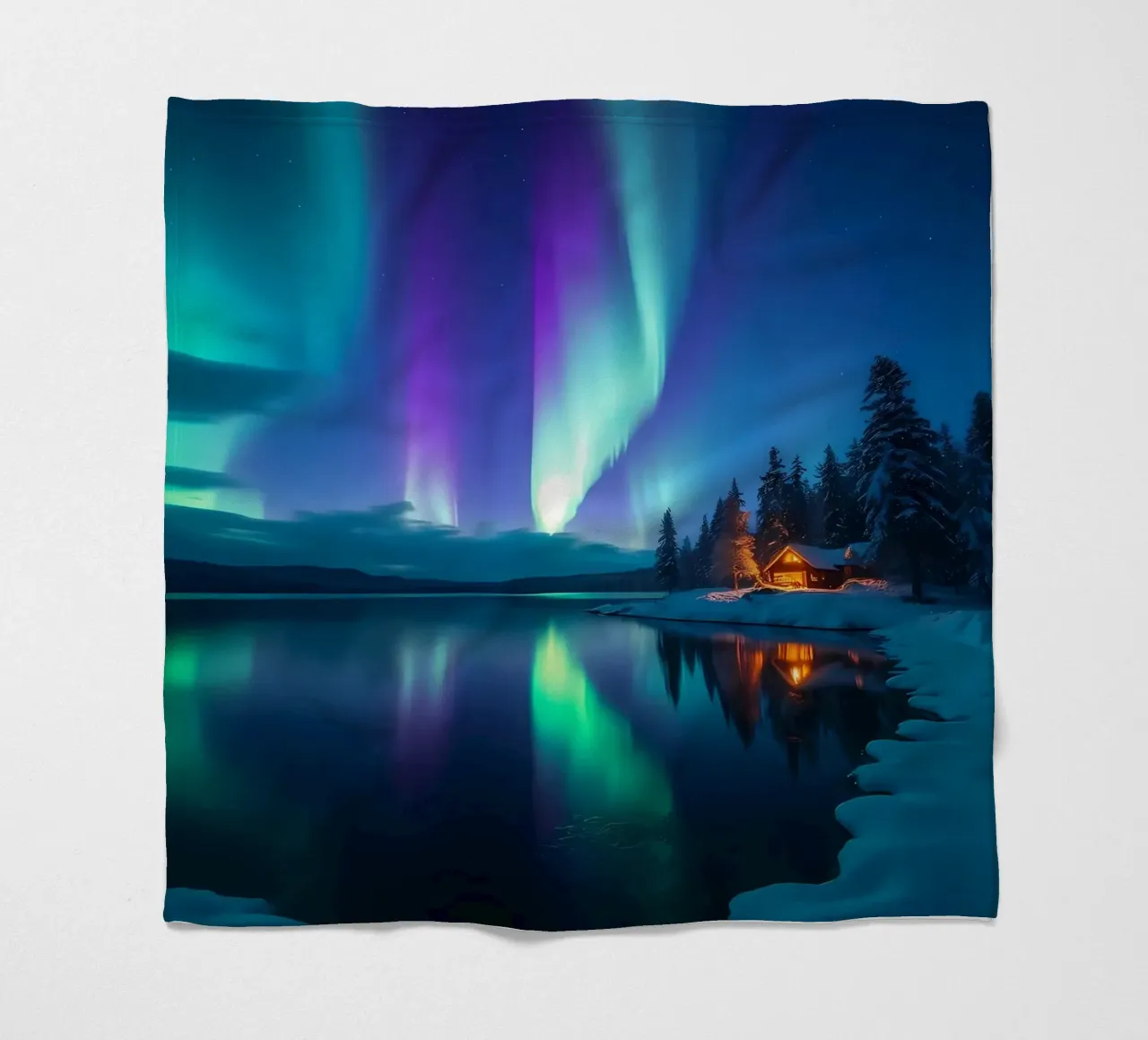 L'Aurora Boreale sopra una baita sul lago coperta in pile da Matthew Katz