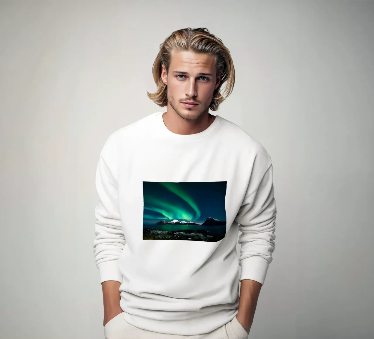 L'aurora boreale sulle montagne felpa da Matthew Katz