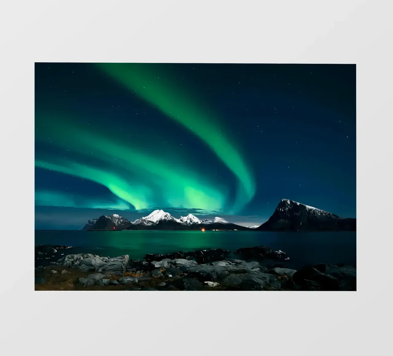 L'aurora boreale sulle montagne pellicola backlit da Matthew Katz