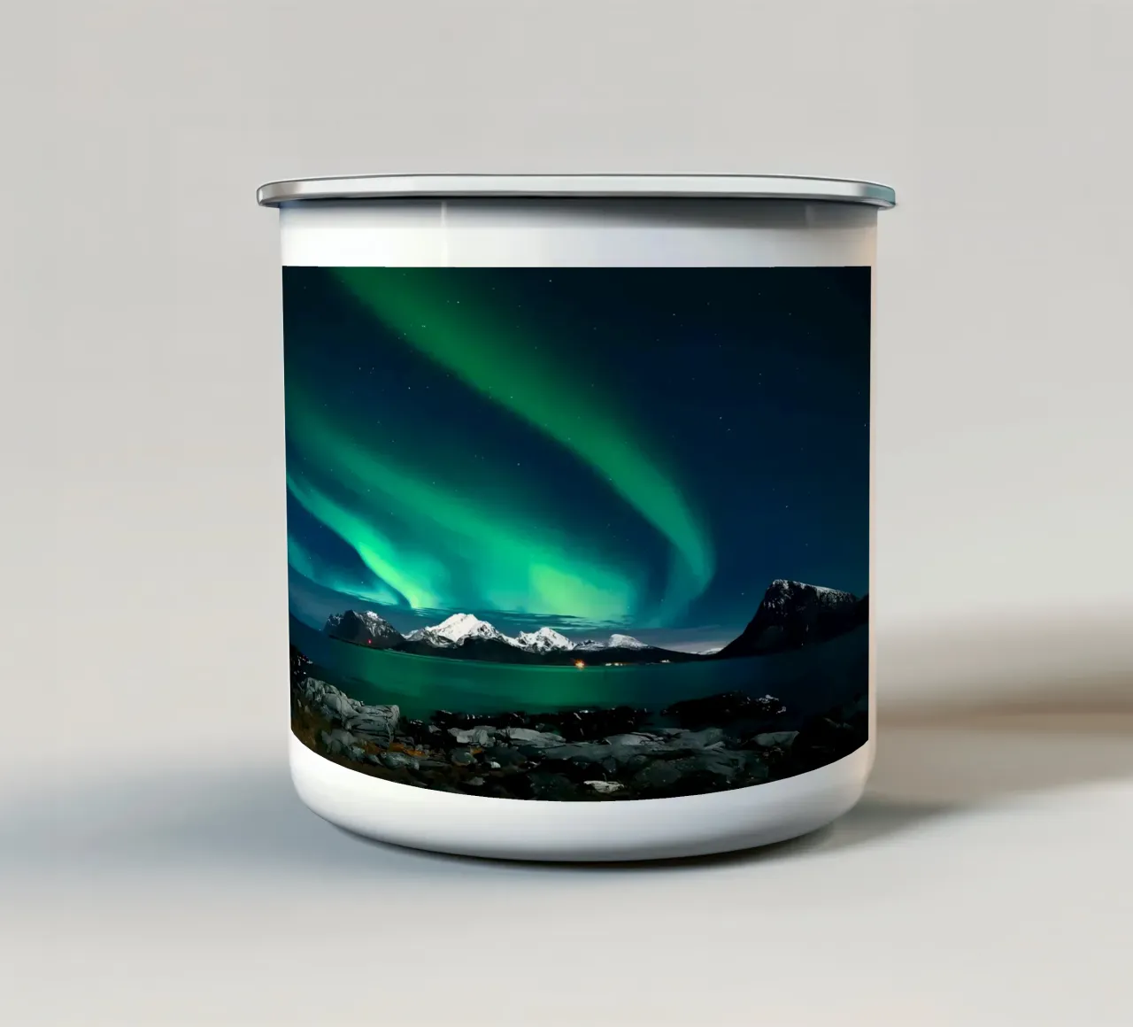 L'aurora boreale sulle montagne tazza in smalto da Matthew Katz
