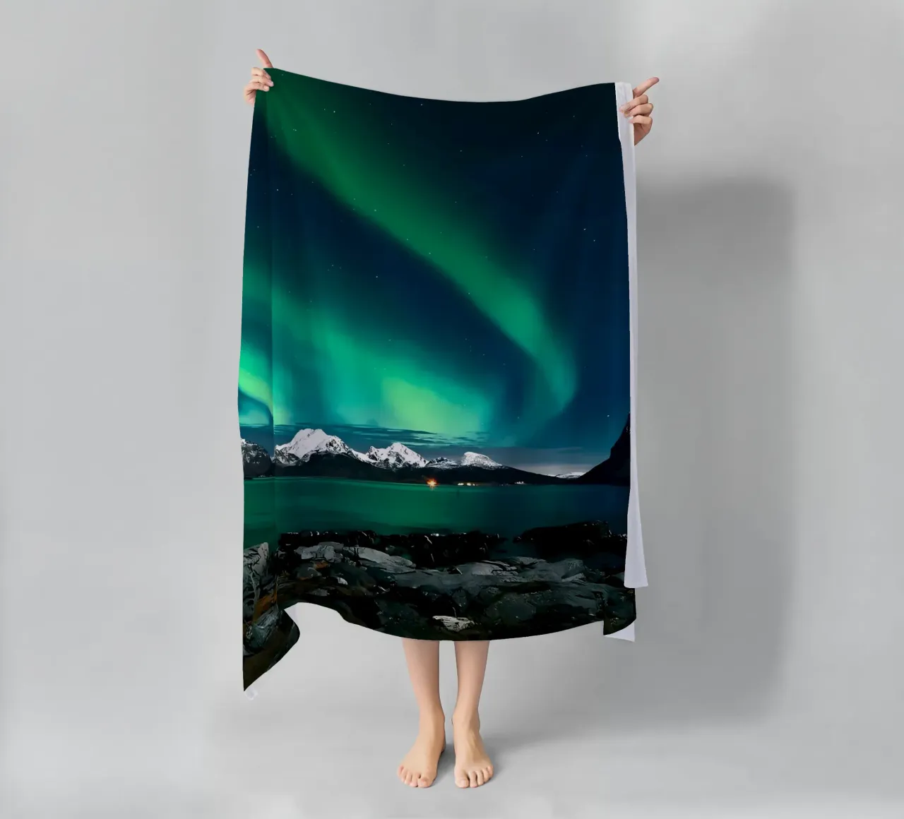 L'aurora boreale sulle montagne telo mare da Matthew Katz
