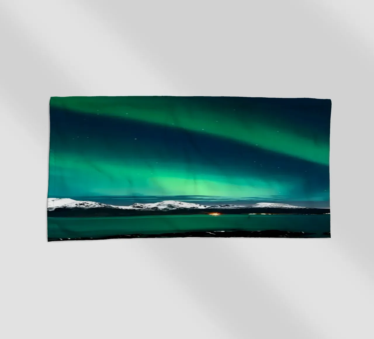 L'aurora boreale sulle montagne telo mare da Matthew Katz