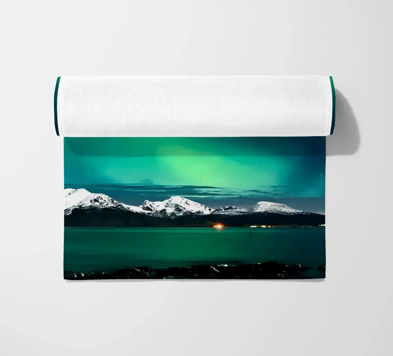 L'aurora boreale sulle montagne telo mare da Matthew Katz