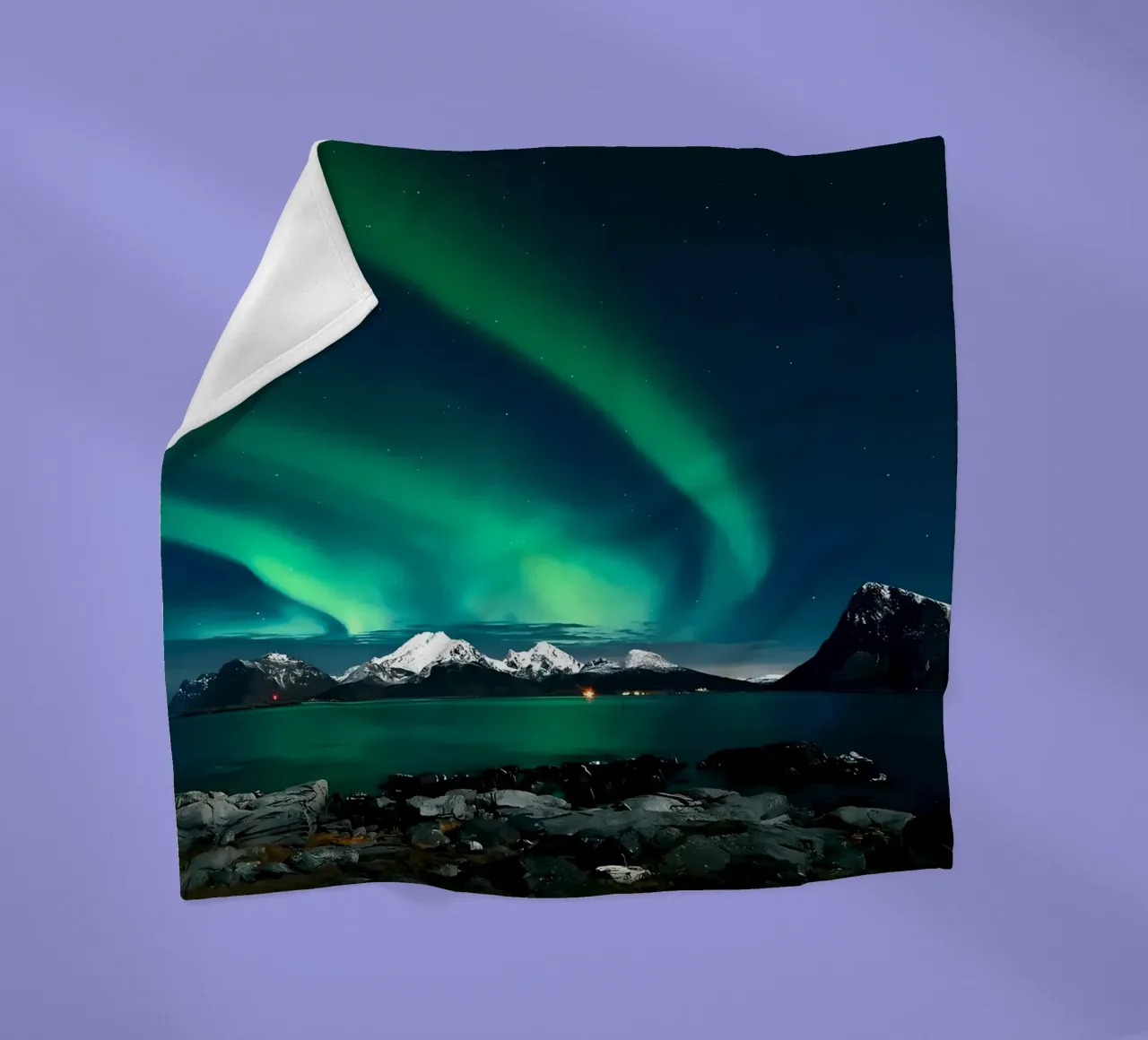 L'aurora boreale sulle montagne coperta in pile da Matthew Katz
