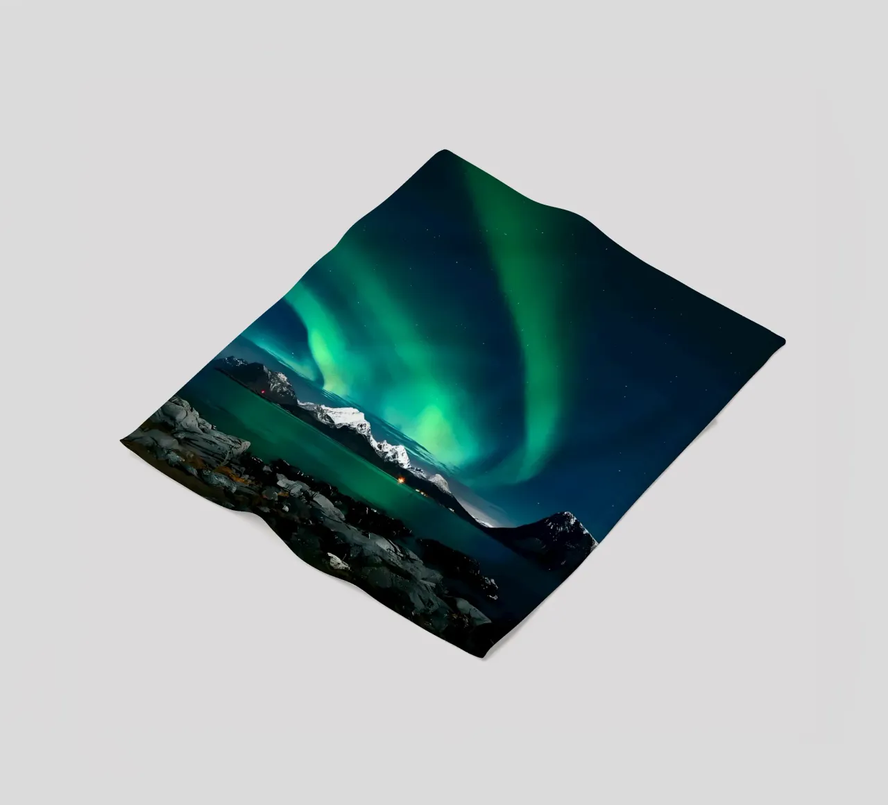 L'aurora boreale sulle montagne coperta in pile da Matthew Katz