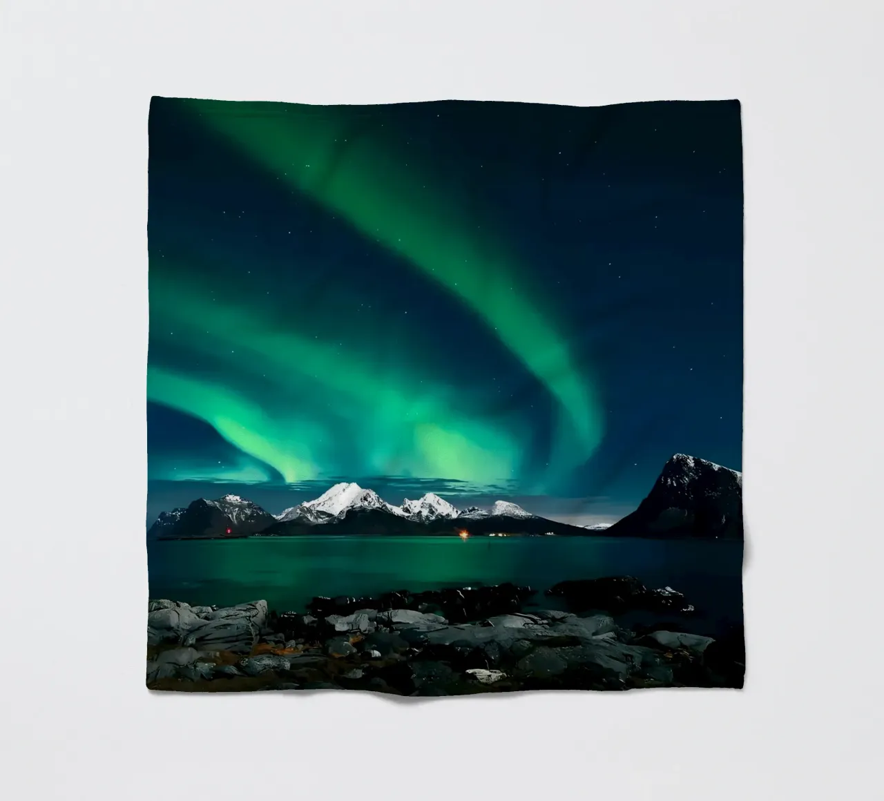 L'aurora boreale sulle montagne coperta in pile da Matthew Katz