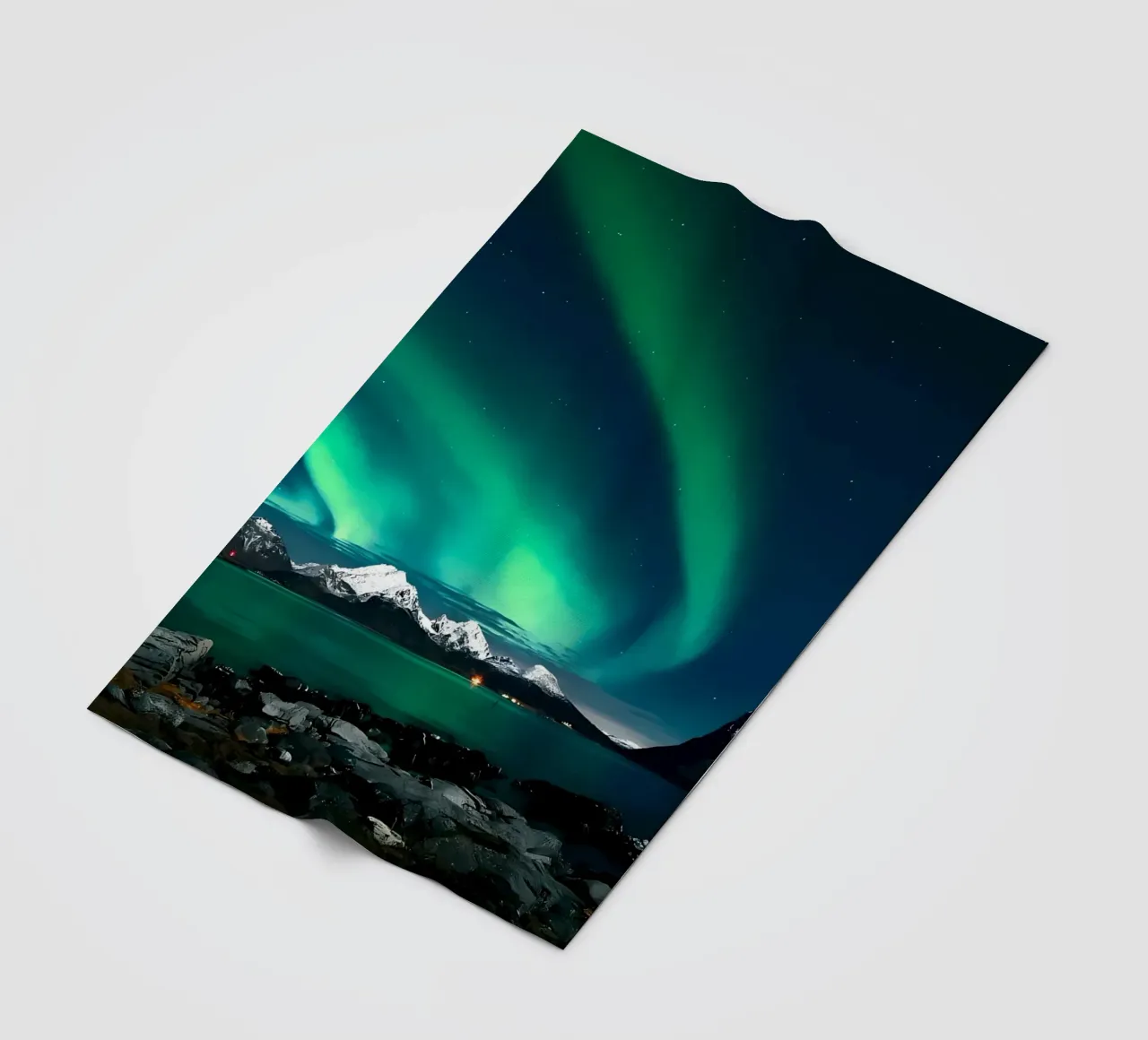 L'aurora boreale sulle montagne coperta in pile da Matthew Katz