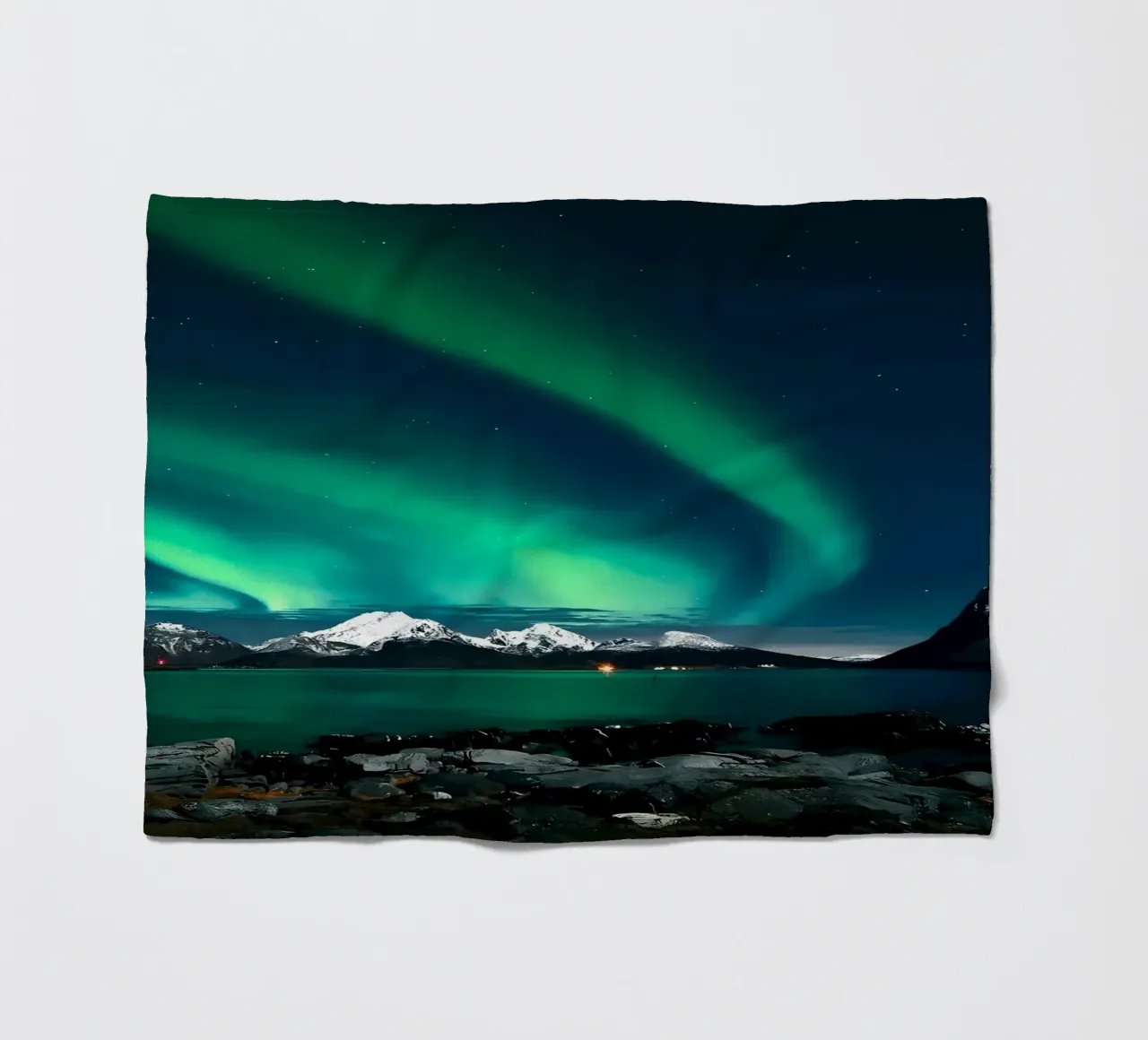 L'aurora boreale sulle montagne coperta in pile da Matthew Katz