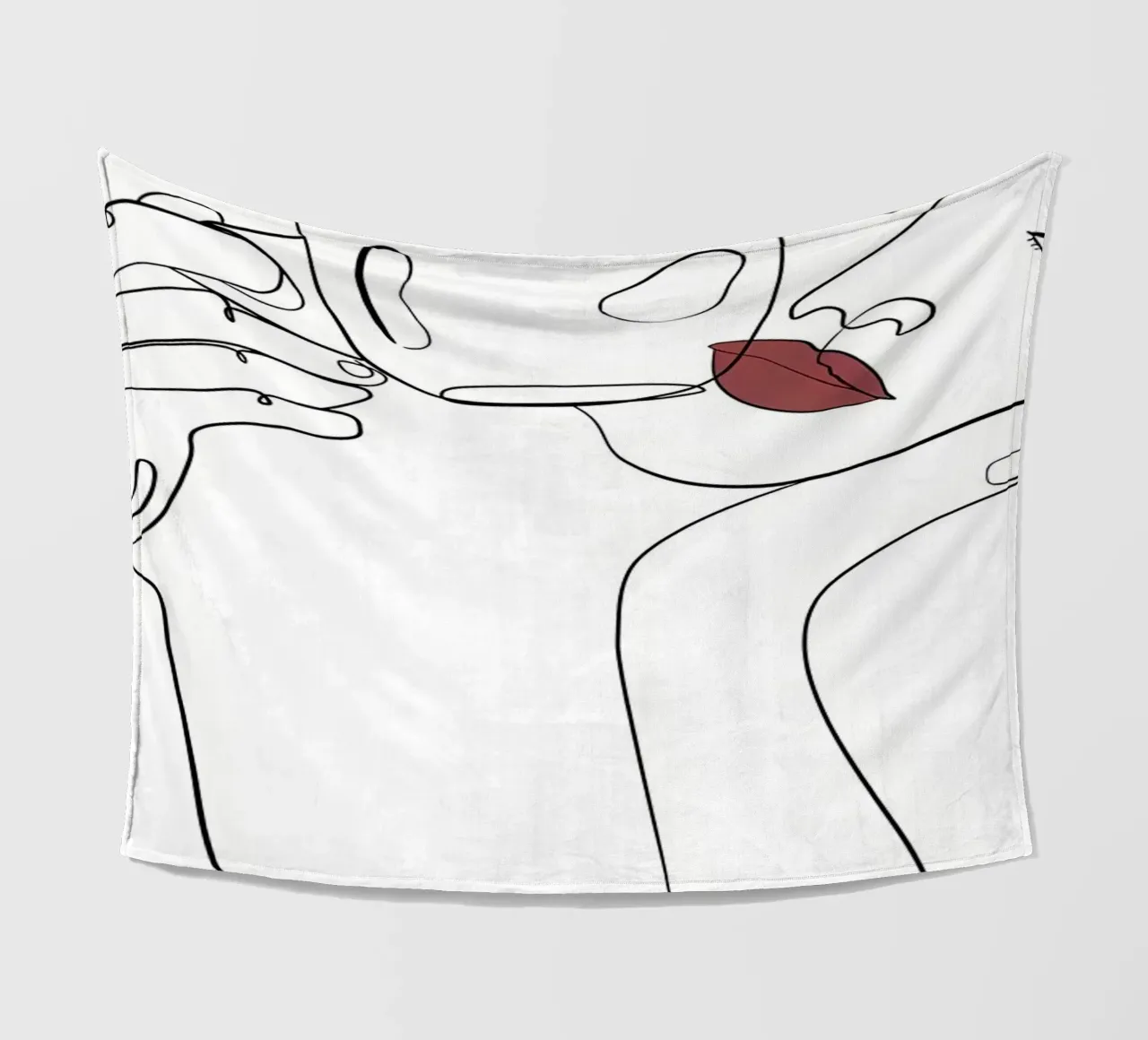 Donna con tazza di caffè in mano coperta in pile da Aiden Garcia