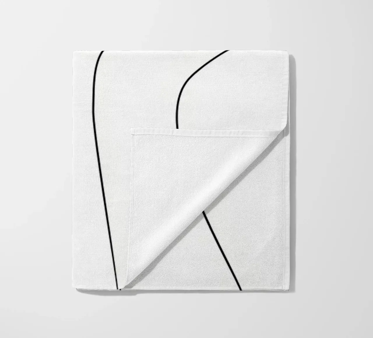 Donna con tazza di caffè in mano telo mare da Aiden Garcia