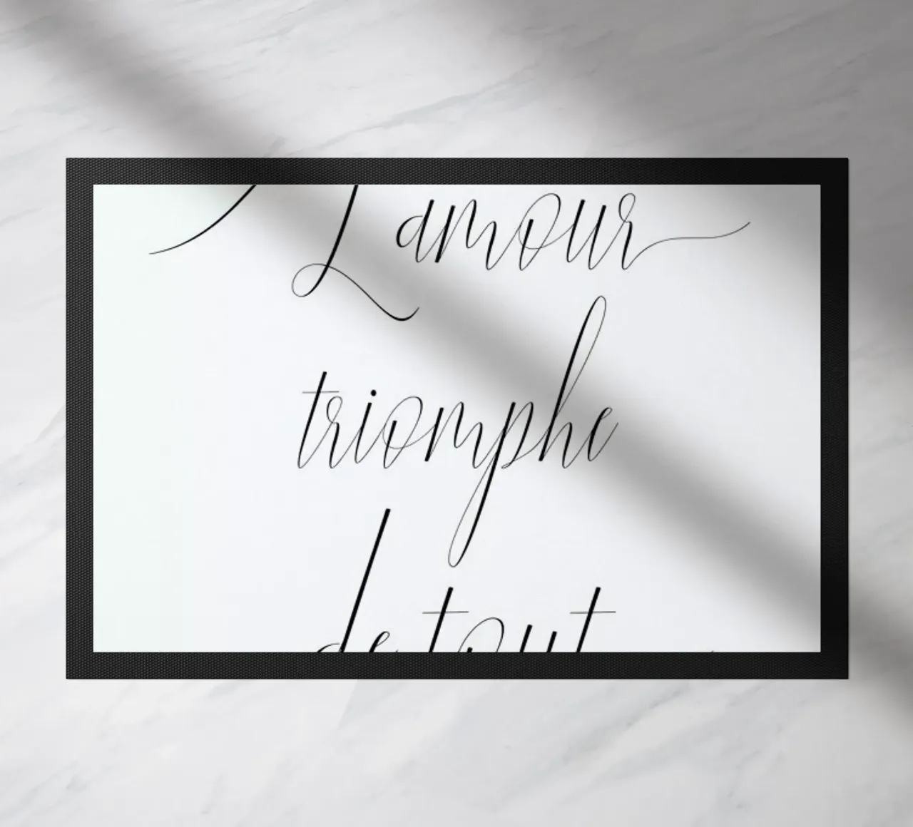 L'amour triomphe Fußmatte von typed