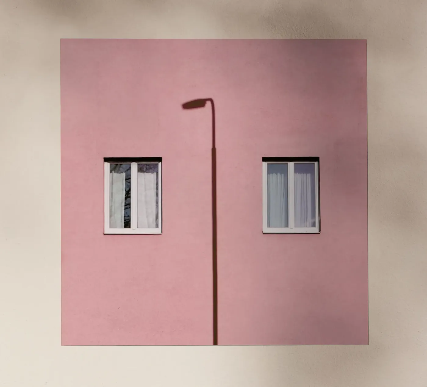 Inbetween pellicola backlit da Rupert Höller