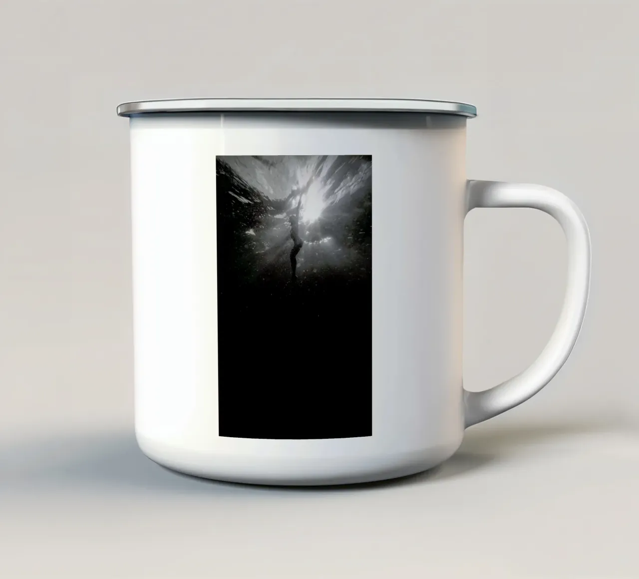 Diving Deep tazza in smalto da Chris Abatzis