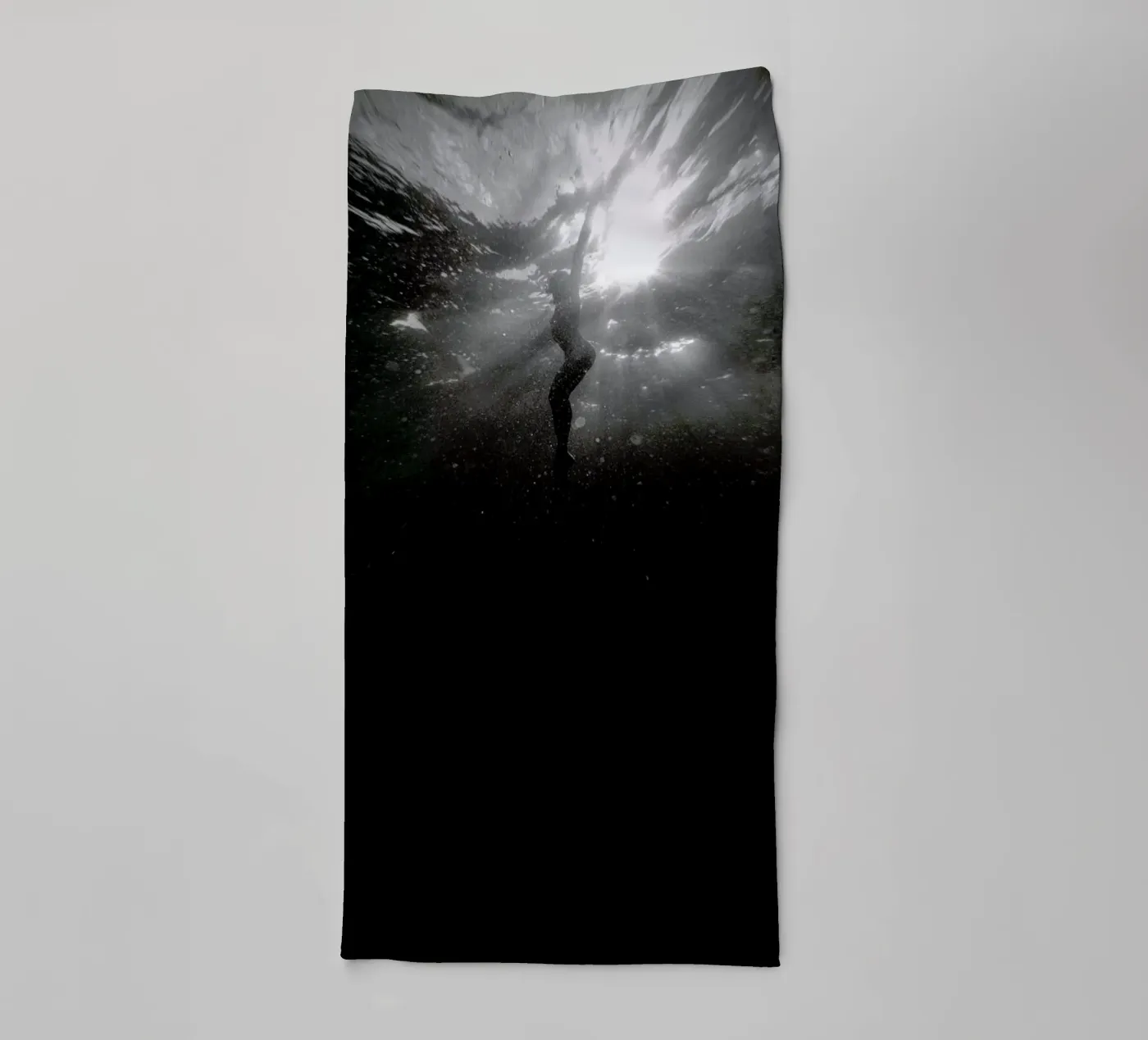 Diving Deep asciugamano da bagno da Chris Abatzis